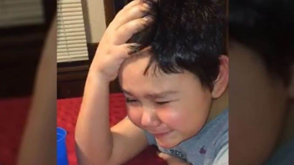 Video: Niño rompe en llanto al tomar la última pastilla de quimioterapia
