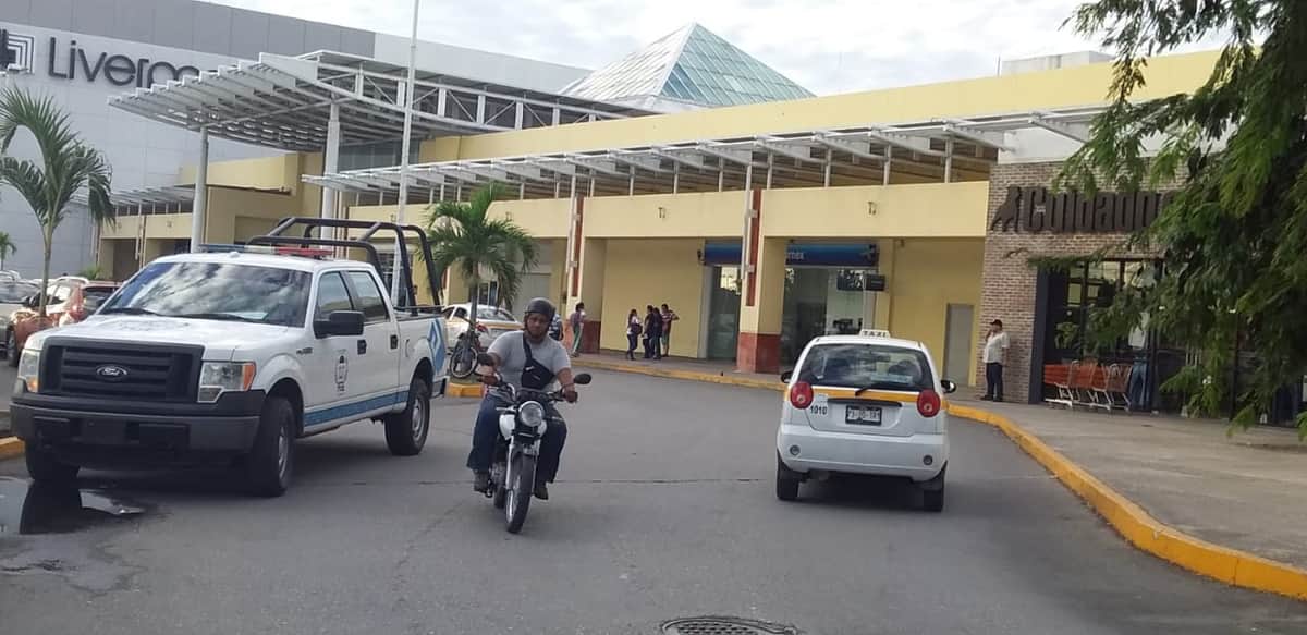 Roban coche en Plaza Las Américas de Chetumal y extorsionan a dueño