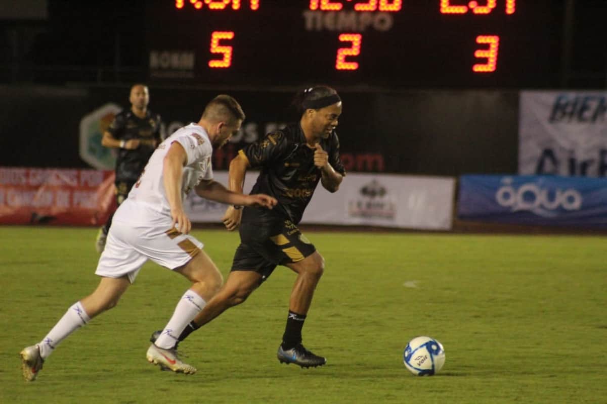 Ronaldinho da cátedra en estadio olímpico de Cancún