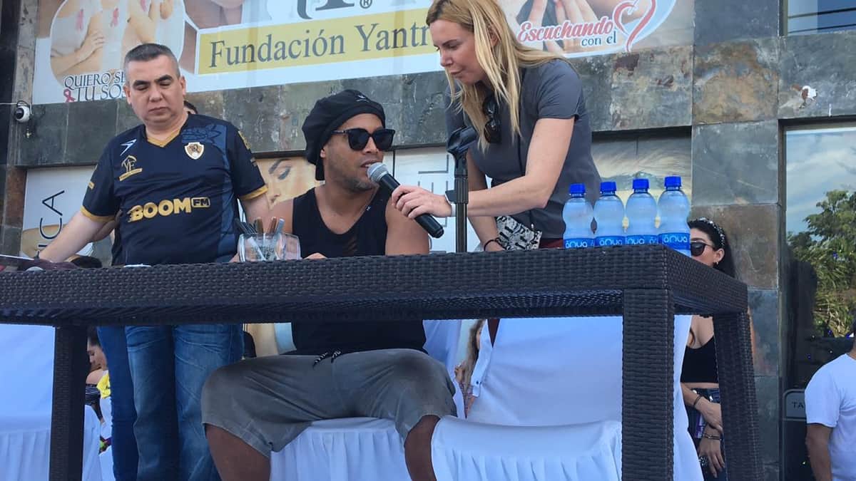 Aficionados se deleitan con Ronaldinho en su firma autógrafos en Cancún