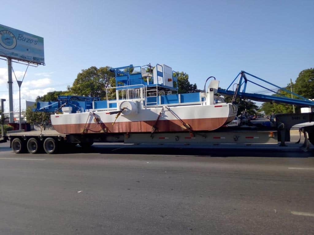 Rescatan sargacera abandonada en Puerto Morelos
