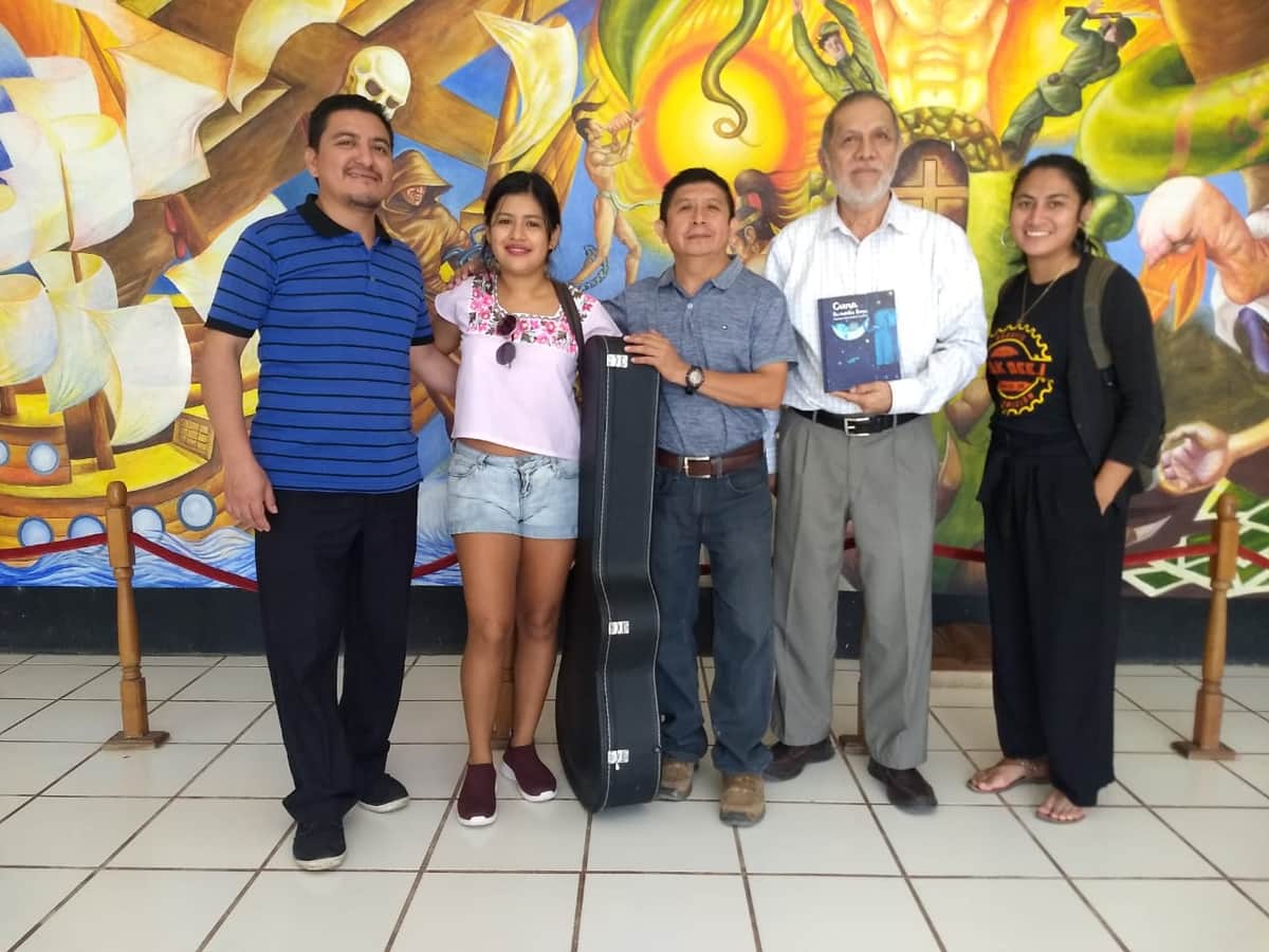 Presentan autores mayas disco de canciones de cuna