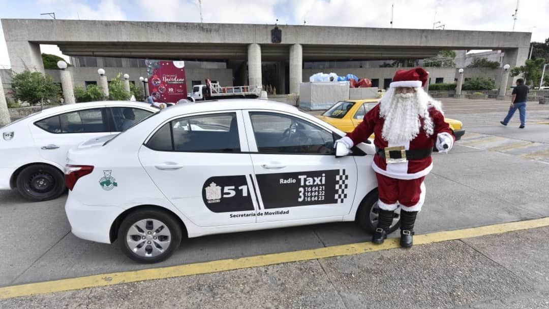 Santa Claus pasea en taxi en busca de juguetes para los niños pobres