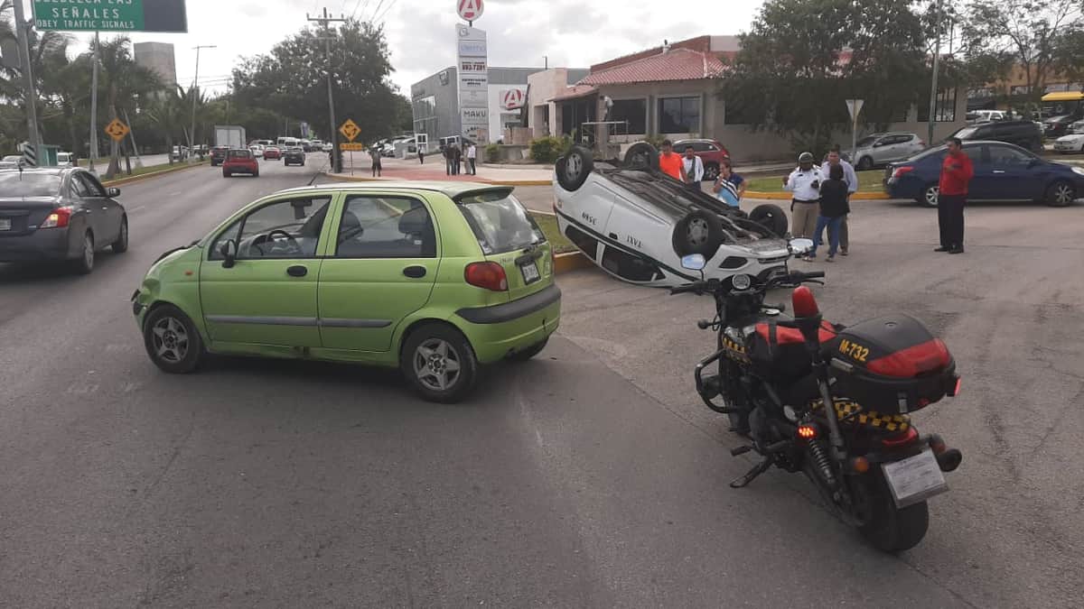 Choque deja taxi volteado y dos heridos, en Cancún