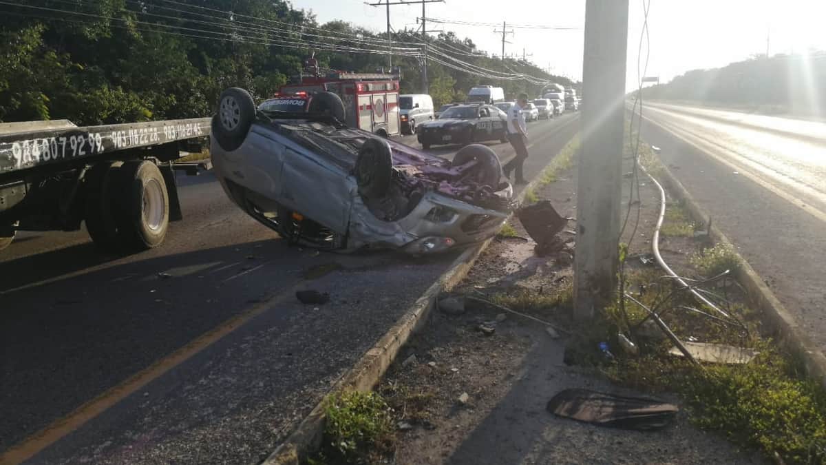 Vuelca coche en carretera Tulum-Playa del Carmen