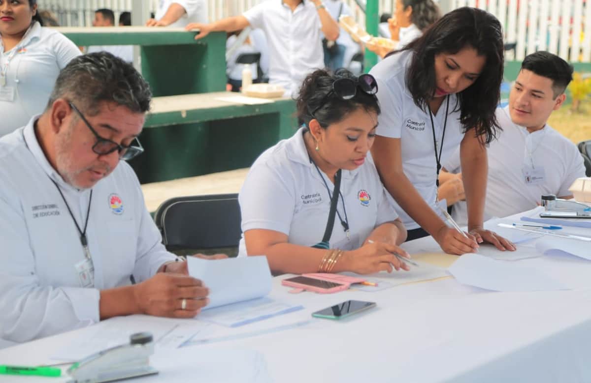 Entregaron en Cancún 4 mil 424 becas escolares