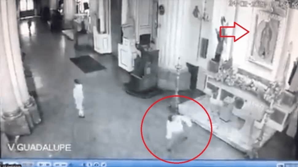 Video: Hombre apedrea a la Virgen de Guadalupe en la basílica