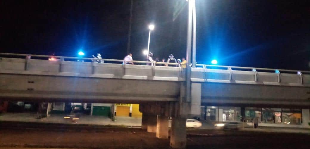 Intentó aventarse del puente de Playa del Carmen