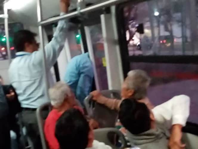 Cabeza de borracho queda atrapada en puertas del Metrobús y se hace viral