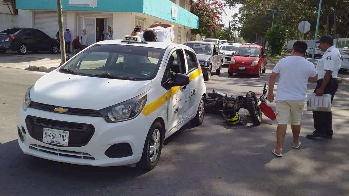 Motociclista acaba en techo de taxi tras choque en Chetumal