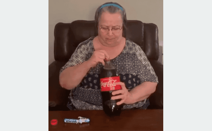 Señora intenta experimento refresco con mentas y ¡todo se sale de control!