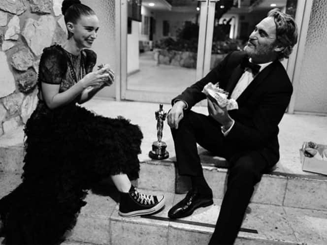 Joaquin Phoenix celebró con una hamburguesa en la banqueta su triunfo en los Oscars 2020