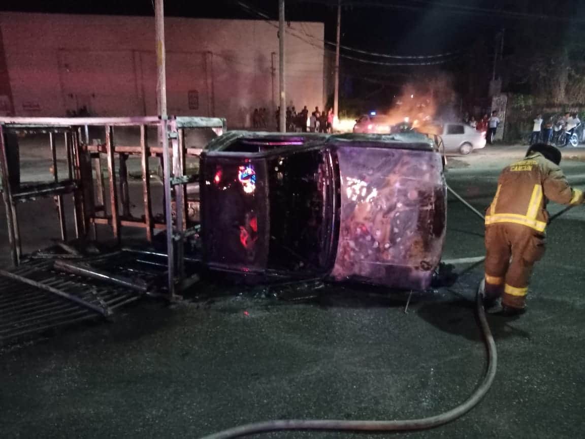 Arde vehículo sobre la López Portillo, en Cancún