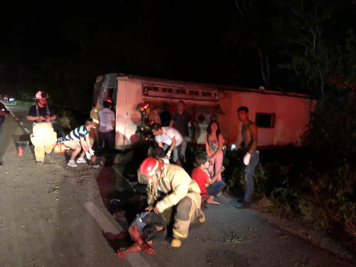 Deja cuatro muertos choque de autobús en Tulum