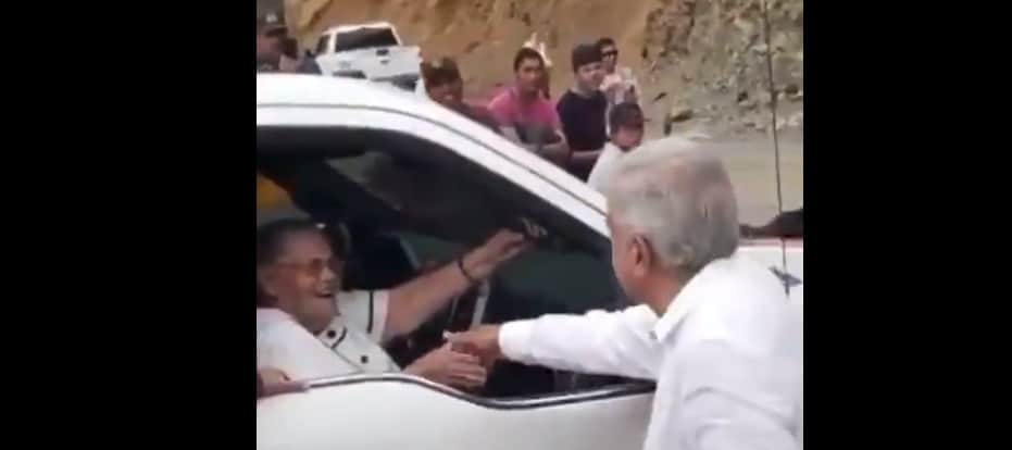Video: AMLO visita la tierra natal de "El Chapo" y saluda a su mamá