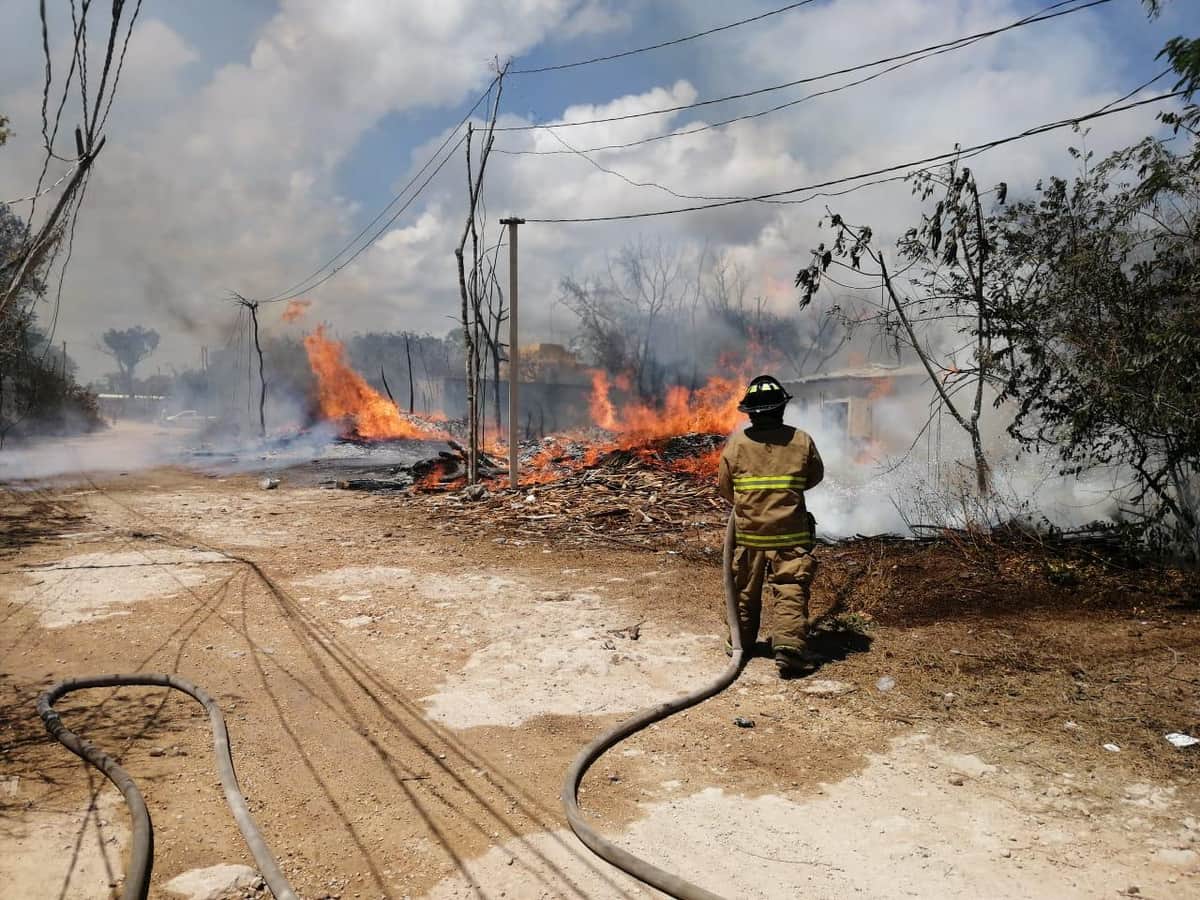 Se quema carpintería en Playa del Carmen