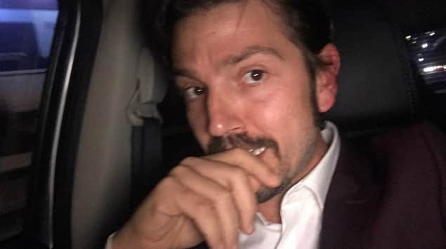 Critican a Diego Luna por decir que tardó demasiado el llamado de quedarse en casa