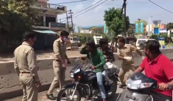 Video: Policías golpean a los habitantes que no respetan cuarentena en la India
