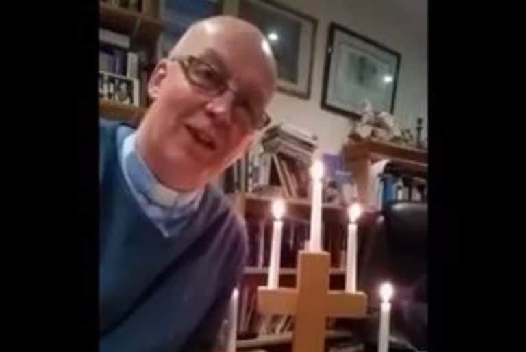 Sacerdote oficia su primer misa en línea por cuarentena y termina prendiéndose fuego