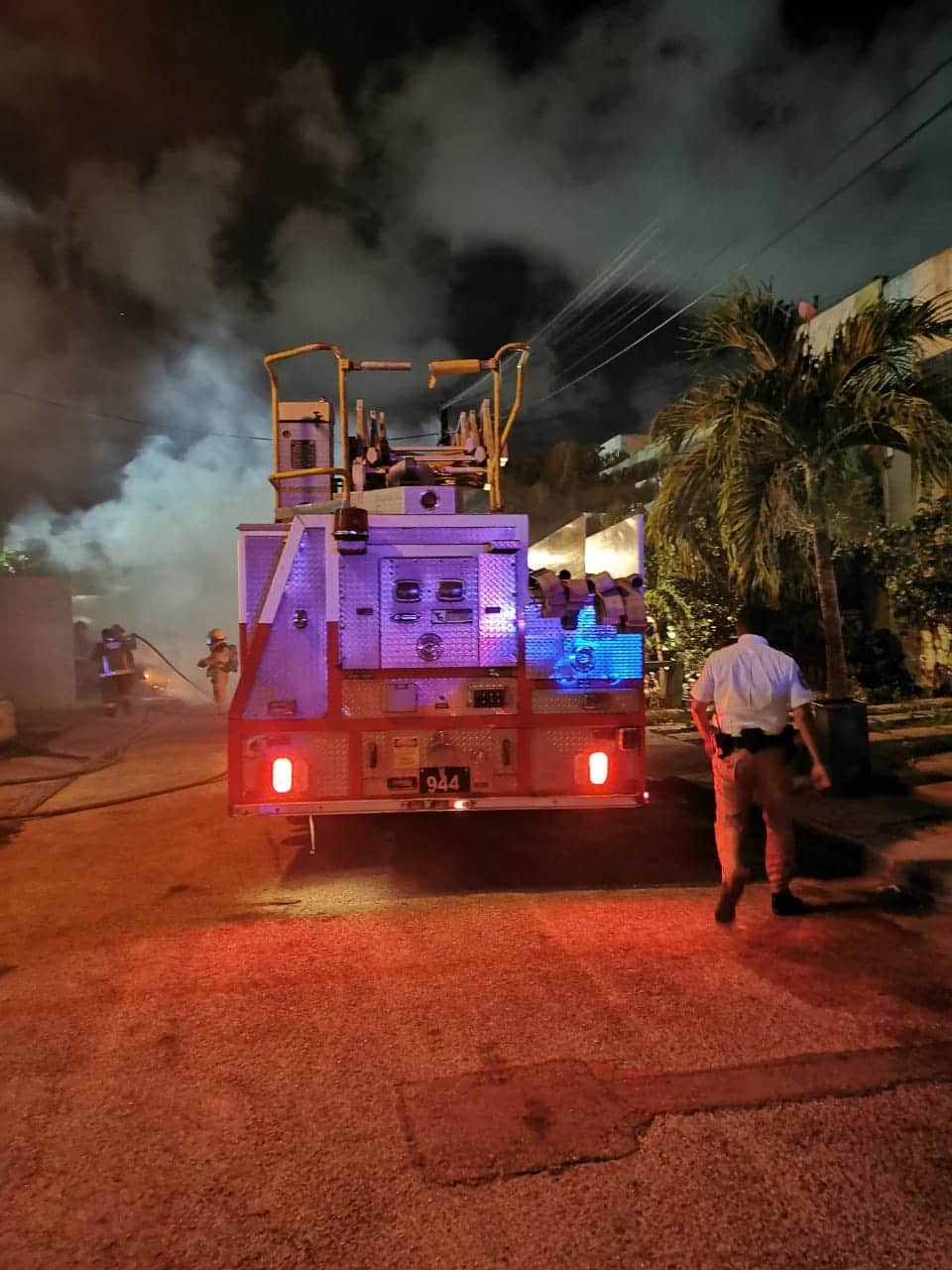 ¿Piromaníaco suelto? Se queman dos autos en la madrugada en Cancún