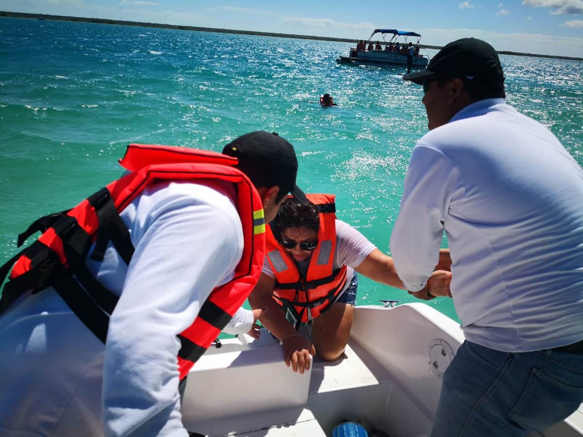 Naufraga lancha en Bacalar; rescatan a siete