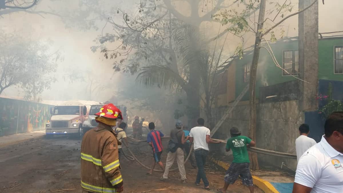Incendio quema cinco casas en Tulum