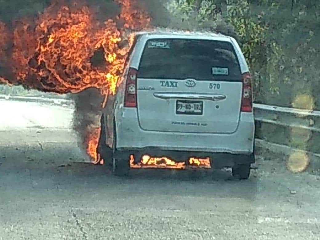 Se quema taxi frente a Xcaret