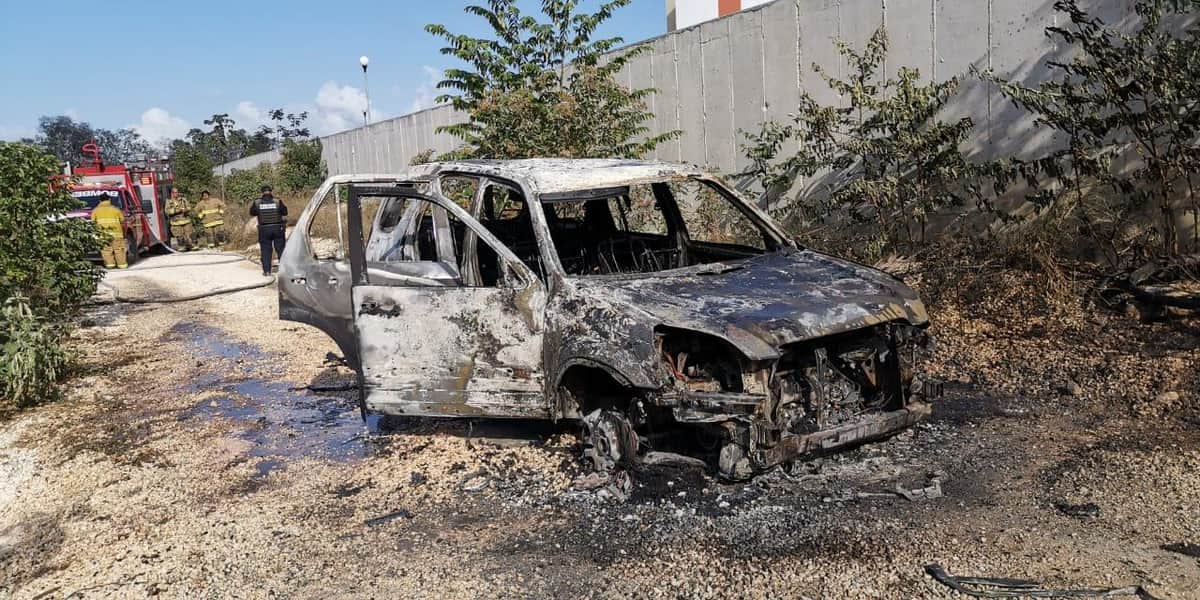 Se quema automóvil y se desmaya su dueña en Playa del Carmen