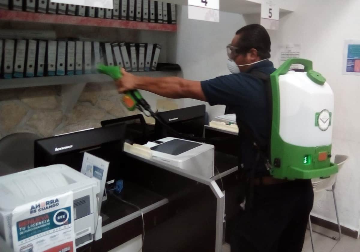 Fumigan Ayuntamiento de Benito Juárez con virilicida