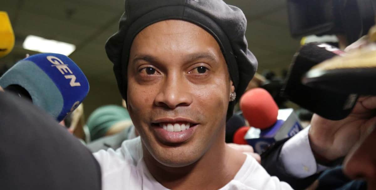 Ronaldinho debuta con goleada en prisión