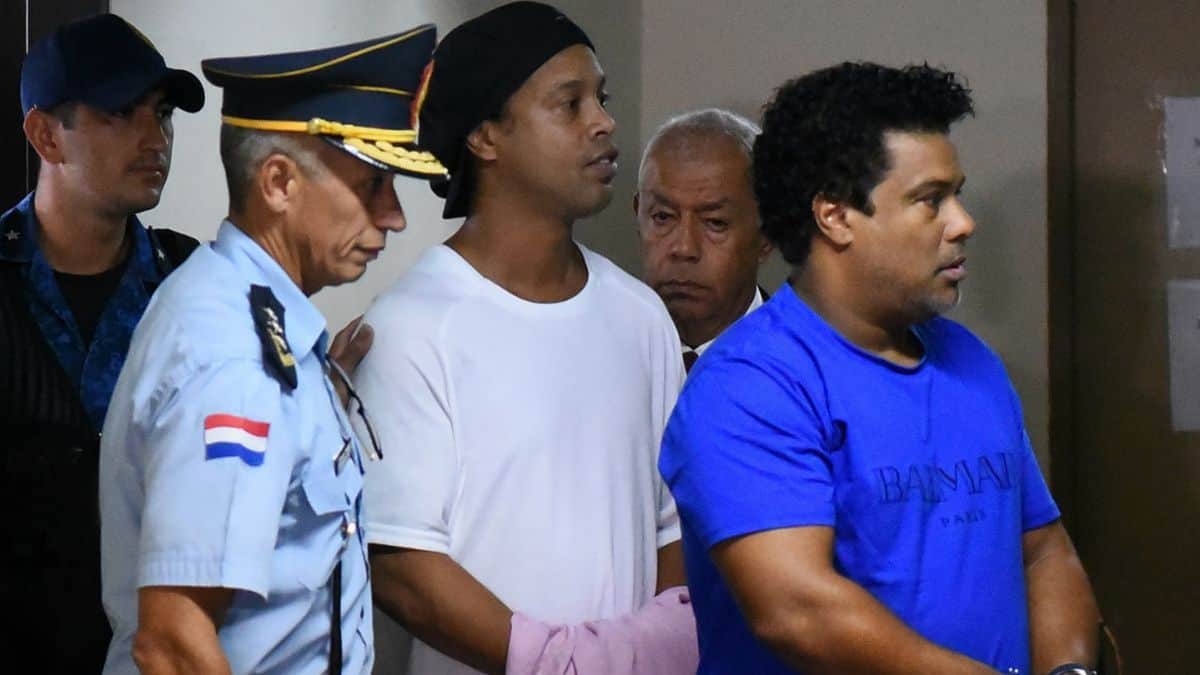 No pierde el tiempo, Ronaldinho organiza carne asada en prisión