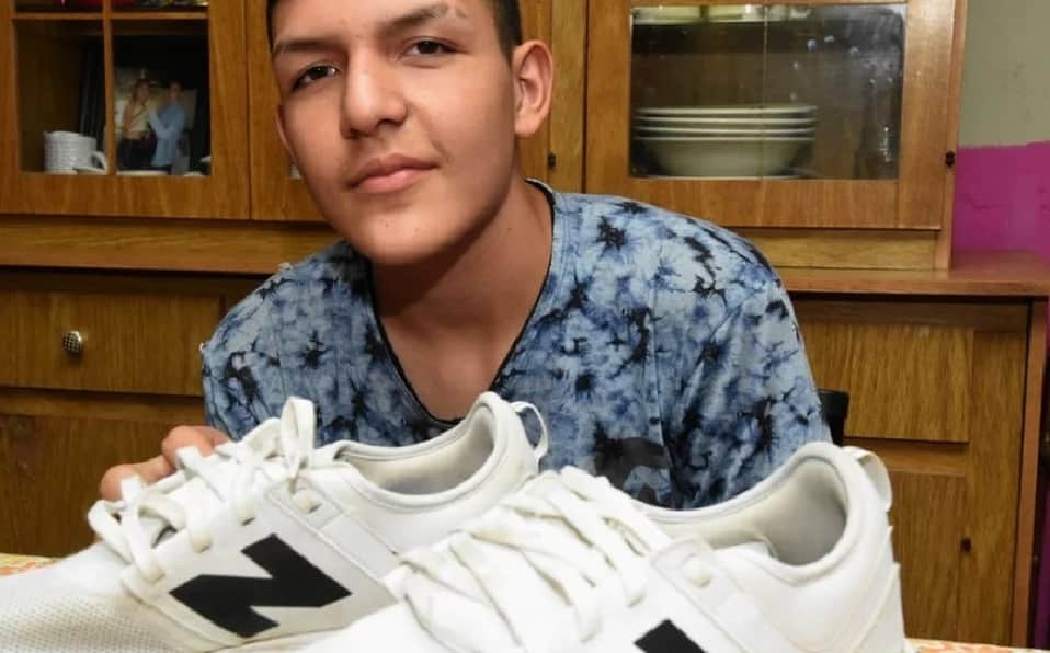 Basquetbolistas ayudan a joven que iba descalzo a la escuela porque no tenía zapatos de su talla