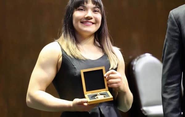 Recibe Alexa Moreno medalla al Mérito Deportivo