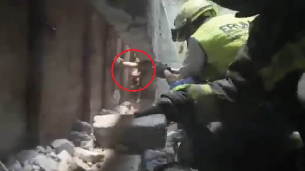 Video: Rescatan a bebé atorada entre las paredes de dos edificios de la Ciudad de México