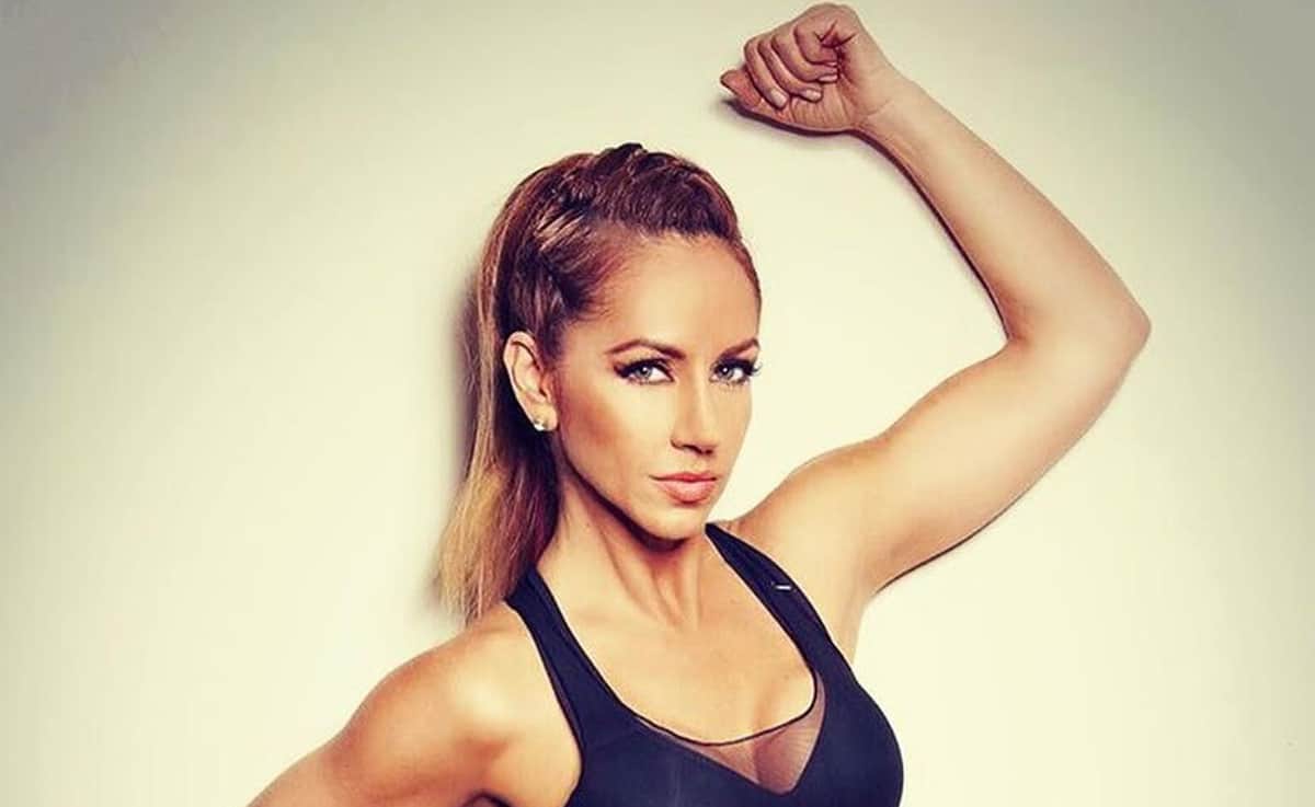 Con sensuales fotos Maya Karunna dice recordar y extrañar Cancún