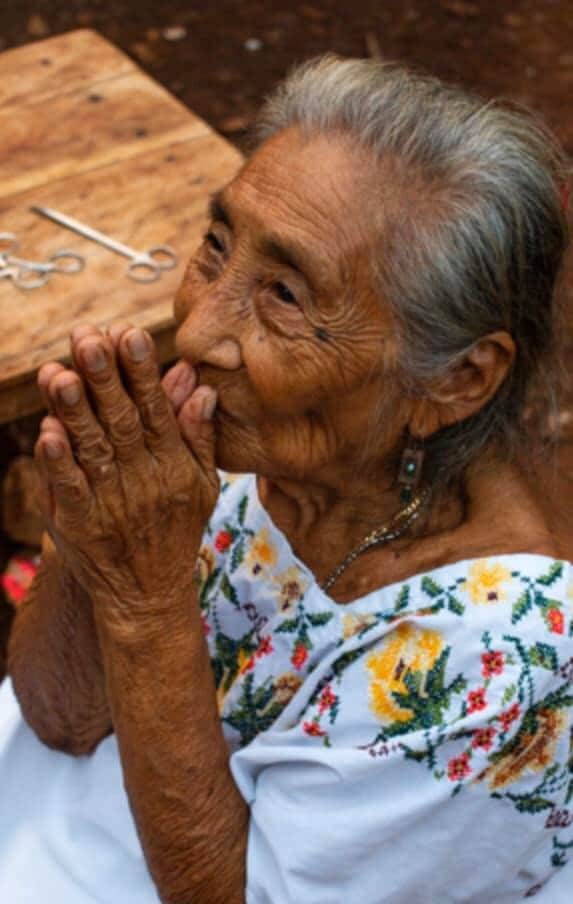 Documental sobre partera maya busca distribuidora como Netflix