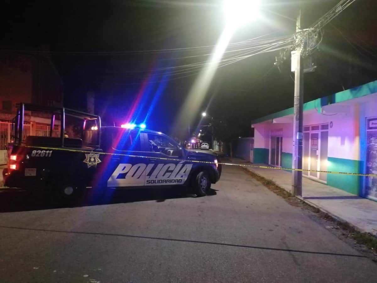 Balean camioneta y dejan narcomensaje en Playa del Carmen