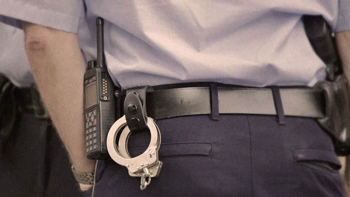 Policía golpea con puño cerrado a menor de edad (video)