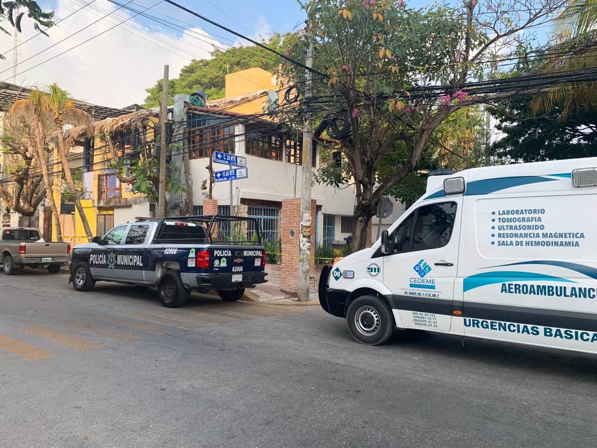 ¡Se murió de borracho! y quedó tirado en plena calle del centro de Playa del Carmen