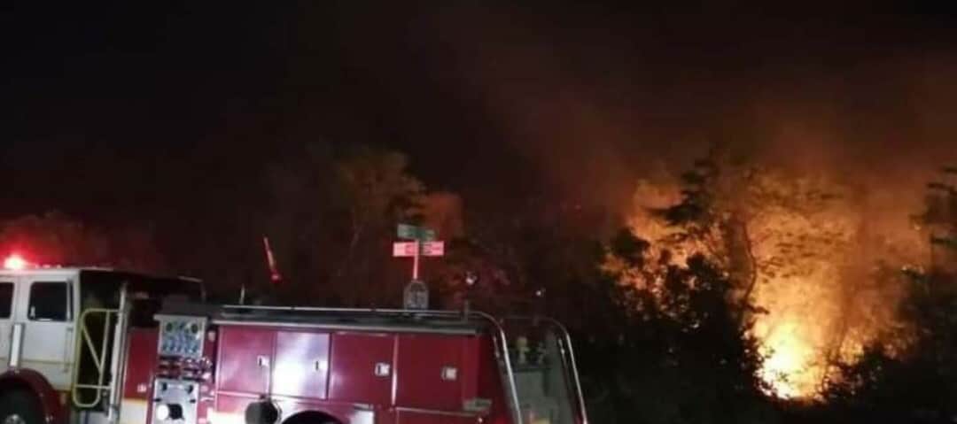 Se intensifica capa de humo ante incendios urbanos de Chetumal