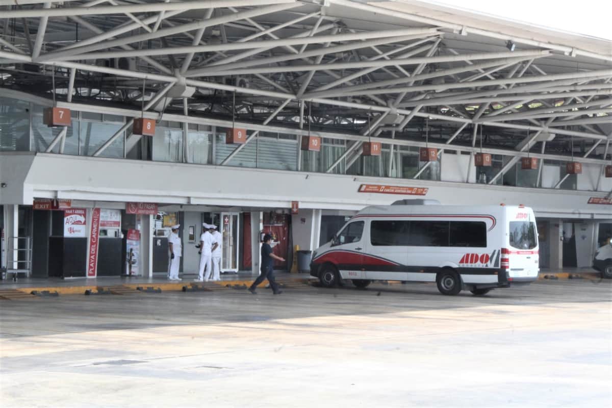 Guarda ADO sus autobuses y saca vanes ante poca afluencia