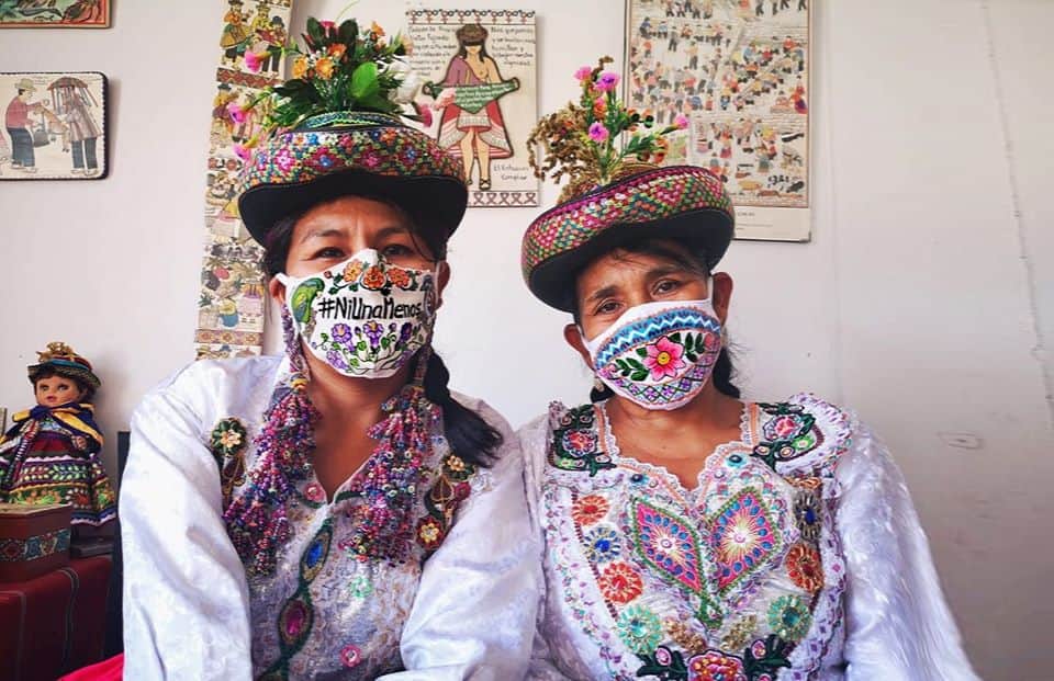 Mujeres indígenas crean cubrebocas artesanales
