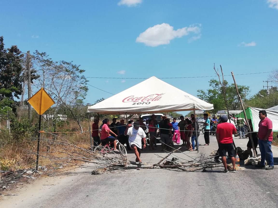 Bloqueo carretero impide paso por temor a Coronavirus cerca de Puerto Morelos
