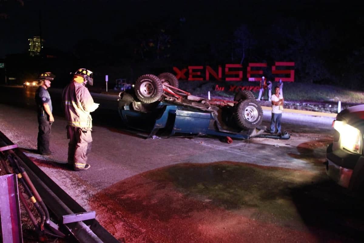 Borracho vuelca su camioneta pero sale vivo en Playa del Carmen