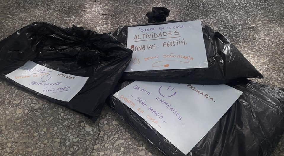 Esto es vocación: maestra recorre 10 kilómetros para dejar tarea a sus alumnos