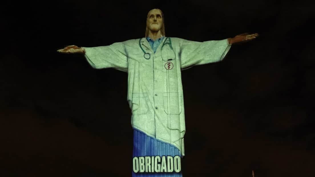 Cristo Redentor de Brasil se "viste" de médico en lucha contra el Coronavirus