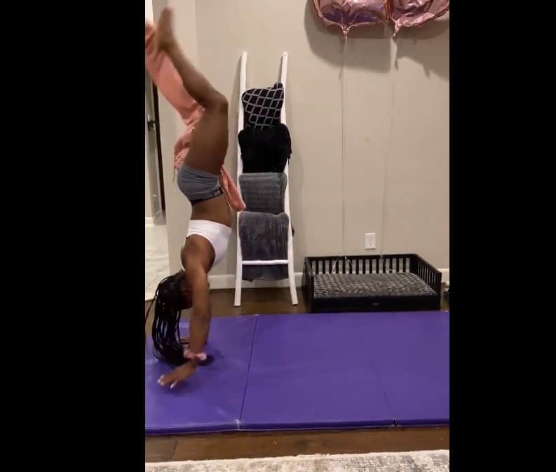 (Video) Nace el "Handstand Challenge", o "encuerarte" de cabeza