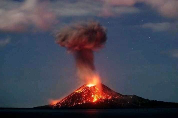 ¡¿Qué está pasando?! Hace erupción volcán Krakatoa en Indonesia