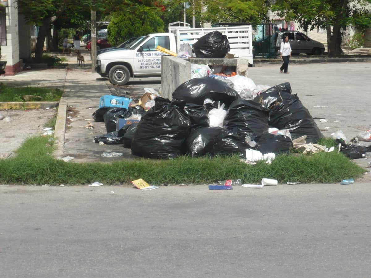 Exhortan separar basura de enfermos y rociarla con agua clorada