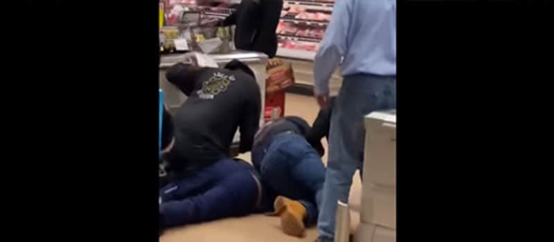 Someten a sujeto por escupir y toser alimentos, en plena crisis por Covid-19 en E.U.